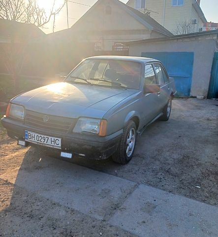 Сірий Опель Аскона, об'ємом двигуна 1.8 л та пробігом 238 тис. км за 850 $, фото 1 на Automoto.ua