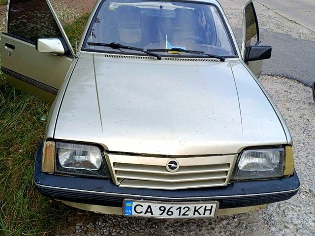 Серый Опель Аскона, объемом двигателя 2 л и пробегом 150 тыс. км за 1300 $, фото 1 на Automoto.ua