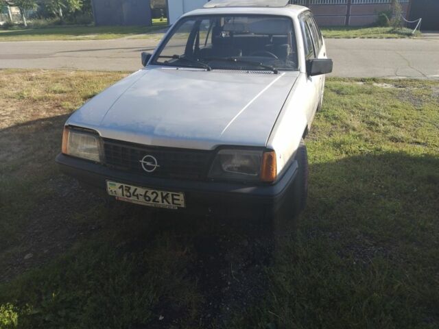 Серый Опель Аскона, объемом двигателя 2 л и пробегом 567 тыс. км за 401 $, фото 1 на Automoto.ua