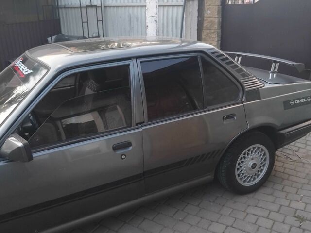 Серый Опель Аскона, объемом двигателя 1.6 л и пробегом 350 тыс. км за 1400 $, фото 1 на Automoto.ua