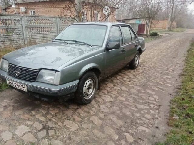 Серый Опель Аскона, объемом двигателя 1.6 л и пробегом 220 тыс. км за 850 $, фото 1 на Automoto.ua