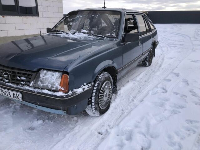Синій Опель Аскона, об'ємом двигуна 0 л та пробігом 245 тис. км за 470 $, фото 1 на Automoto.ua