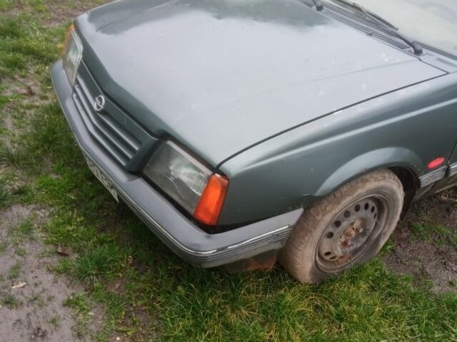 Синий Опель Аскона, объемом двигателя 1.6 л и пробегом 300 тыс. км за 650 $, фото 1 на Automoto.ua