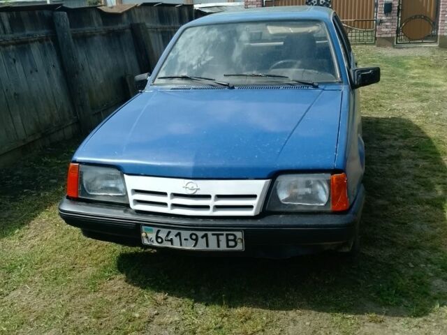 Синий Опель Аскона, объемом двигателя 1 л и пробегом 270 тыс. км за 900 $, фото 1 на Automoto.ua
