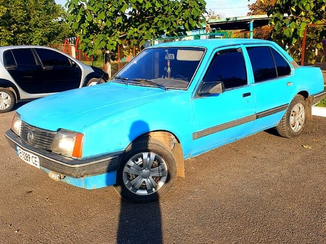 Синий Опель Аскона, объемом двигателя 1.6 л и пробегом 250 тыс. км за 550 $, фото 1 на Automoto.ua