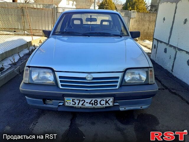 Синий Опель Аскона, объемом двигателя 1.6 л и пробегом 200 тыс. км за 850 $, фото 1 на Automoto.ua