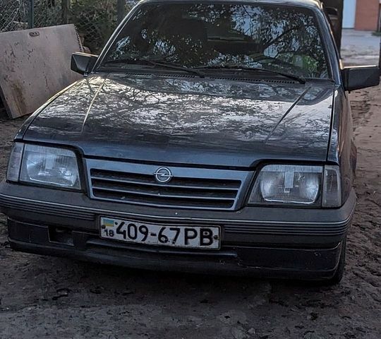 Синий Опель Аскона, объемом двигателя 1.6 л и пробегом 500 тыс. км за 500 $, фото 1 на Automoto.ua