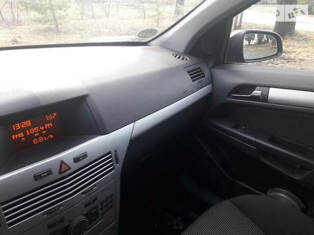 Черный Опель Астра Н, объемом двигателя 1.8 л и пробегом 180 тыс. км за 4800 $, фото 1 на Automoto.ua