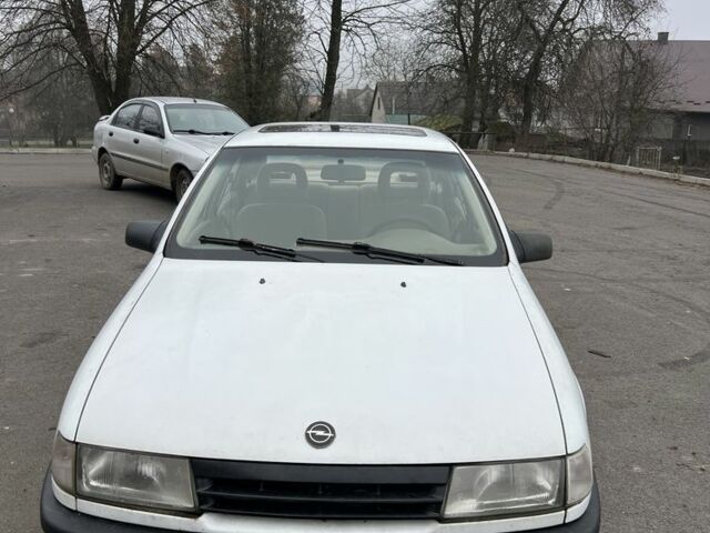 Белый Опель Астра, объемом двигателя 1.6 л и пробегом 300 тыс. км за 950 $, фото 1 на Automoto.ua