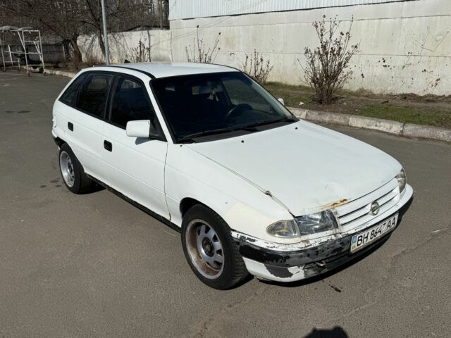 Белый Опель Астра, объемом двигателя 1.6 л и пробегом 320 тыс. км за 950 $, фото 1 на Automoto.ua