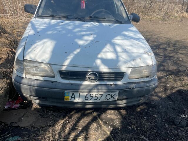 Белый Опель Астра, объемом двигателя 1.4 л и пробегом 300 тыс. км за 677 $, фото 1 на Automoto.ua