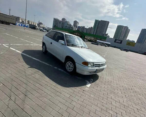 Білий Опель Астра, об'ємом двигуна 1.4 л та пробігом 400 тис. км за 1300 $, фото 1 на Automoto.ua