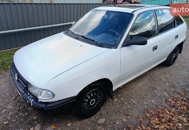 Білий Опель Астра, об'ємом двигуна 1.6 л та пробігом 296 тис. км за 1300 $, фото 1 на Automoto.ua