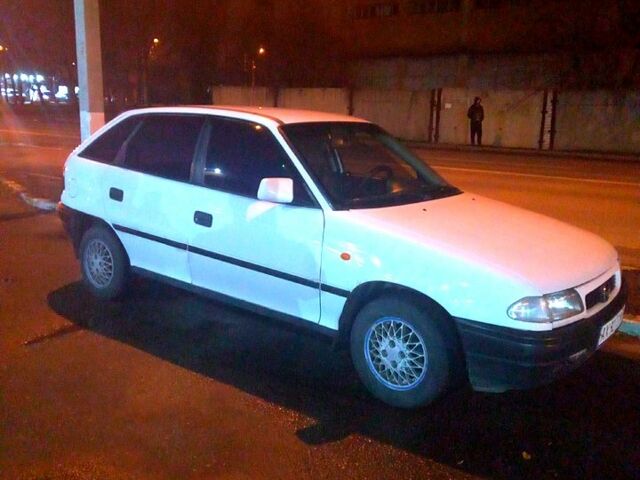 Белый Опель Астра, объемом двигателя 1.4 л и пробегом 350 тыс. км за 2132 $, фото 1 на Automoto.ua