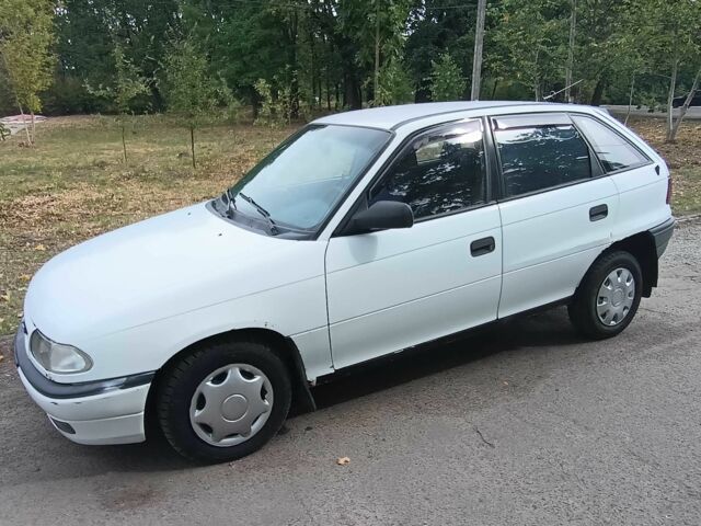 Белый Опель Астра, объемом двигателя 1.7 л и пробегом 310 тыс. км за 1800 $, фото 1 на Automoto.ua