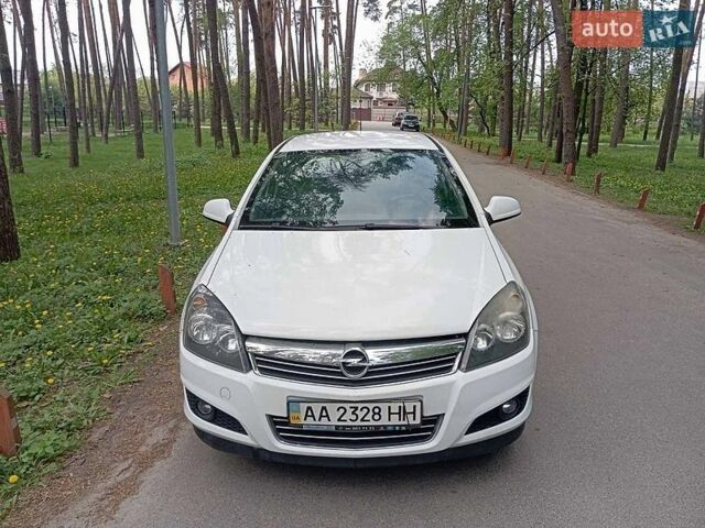 Белый Опель Астра, объемом двигателя 1.6 л и пробегом 200 тыс. км за 5100 $, фото 1 на Automoto.ua
