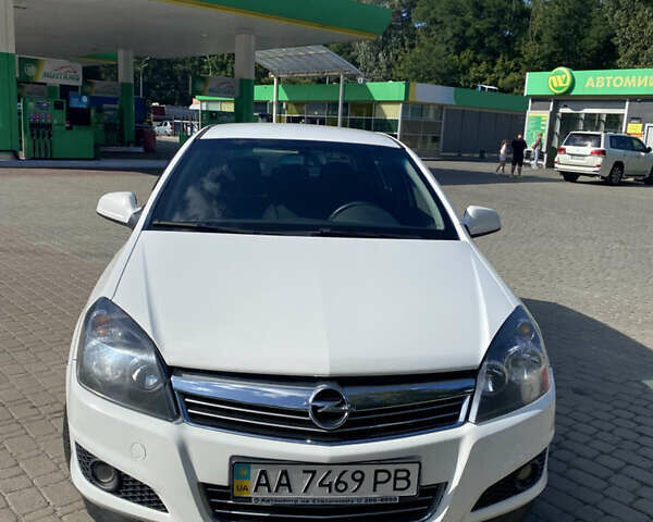 Білий Опель Астра, об'ємом двигуна 1.6 л та пробігом 180 тис. км за 10000 $, фото 1 на Automoto.ua