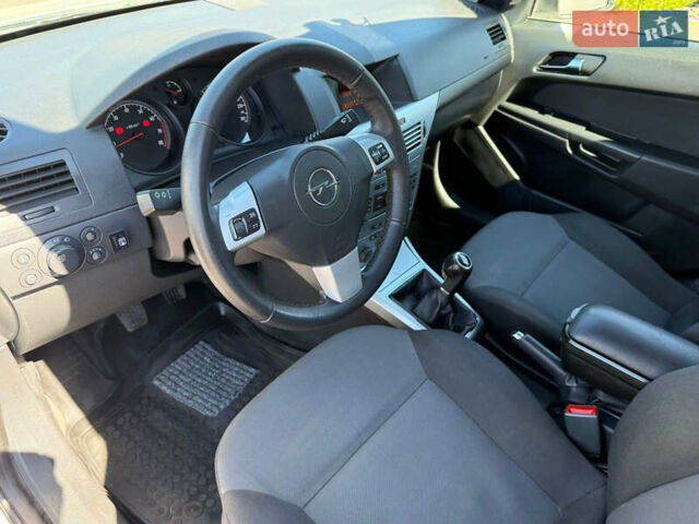 Опель Астра 2014 в Лубнах на Automoto.ua Белый Опель Астра, объемом двигателя 1.6 л и пробегом 230 тыс. км за 5950 $, фото 1 на Automoto.ua