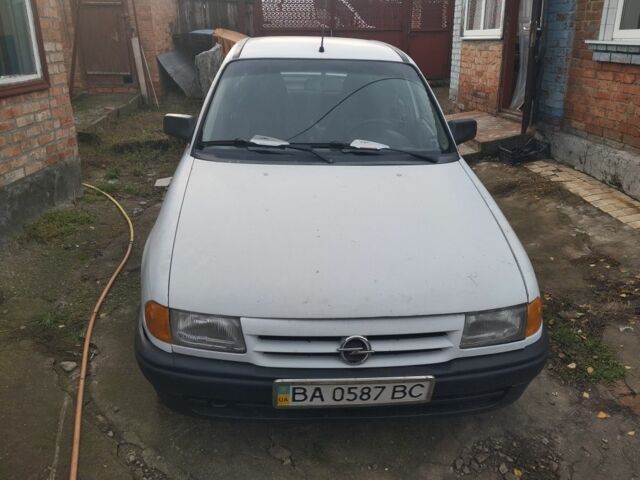 Белый Опель Астра, объемом двигателя 1.4 л и пробегом 250 тыс. км за 1400 $, фото 1 на Automoto.ua