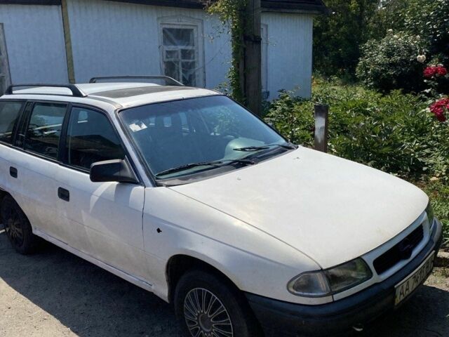 Белый Опель Астра, объемом двигателя 0 л и пробегом 300 тыс. км за 474 $, фото 1 на Automoto.ua