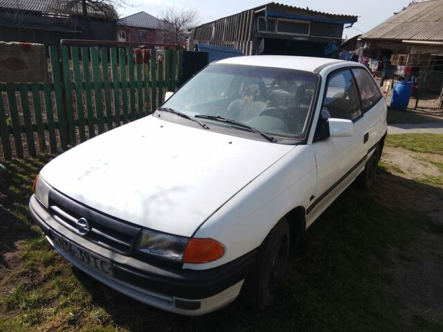 Белый Опель Астра, объемом двигателя 0 л и пробегом 100 тыс. км за 900 $, фото 1 на Automoto.ua