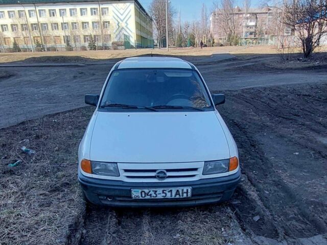 Белый Опель Астра, объемом двигателя 1.7 л и пробегом 370 тыс. км за 915 $, фото 1 на Automoto.ua