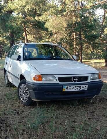 Белый Опель Астра, объемом двигателя 1.7 л и пробегом 413 тыс. км за 2300 $, фото 1 на Automoto.ua