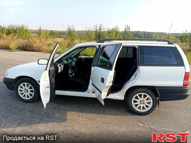 Белый Опель Астра, объемом двигателя 1.8 л и пробегом 300 тыс. км за 1800 $, фото 1 на Automoto.ua