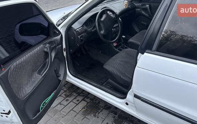 Белый Опель Астра, объемом двигателя 1.36 л и пробегом 330 тыс. км за 1000 $, фото 1 на Automoto.ua