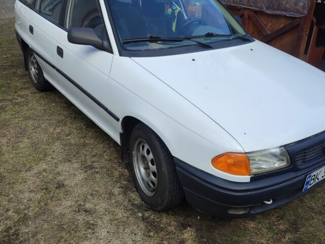 Белый Опель Астра, объемом двигателя 1.4 л и пробегом 318 тыс. км за 1900 $, фото 1 на Automoto.ua