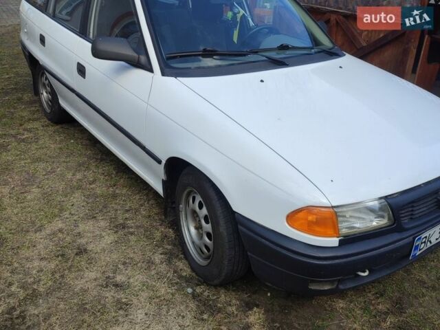 Білий Опель Астра, об'ємом двигуна 1.4 л та пробігом 318 тис. км за 1900 $, фото 1 на Automoto.ua