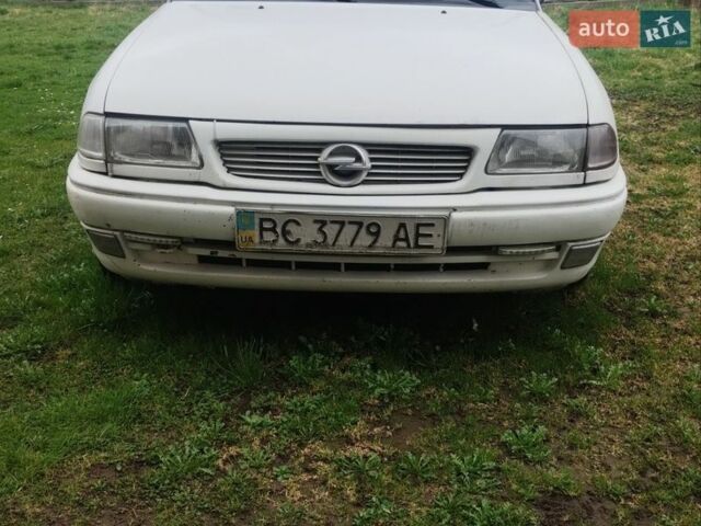Белый Опель Астра, объемом двигателя 1.6 л и пробегом 399 тыс. км за 1600 $, фото 1 на Automoto.ua