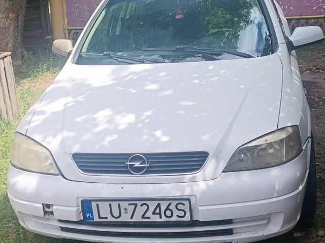 Белый Опель Астра, объемом двигателя 1.6 л и пробегом 300 тыс. км за 800 $, фото 1 на Automoto.ua