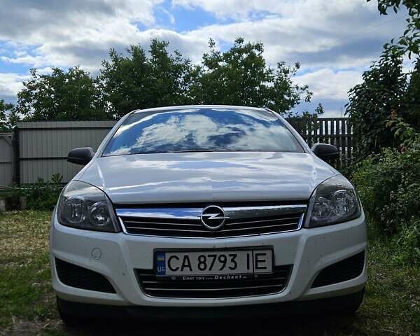 Белый Опель Астра, объемом двигателя 1.4 л и пробегом 212 тыс. км за 4700 $, фото 1 на Automoto.ua