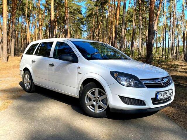 Белый Опель Астра, объемом двигателя 1.4 л и пробегом 217 тыс. км за 5400 $, фото 1 на Automoto.ua