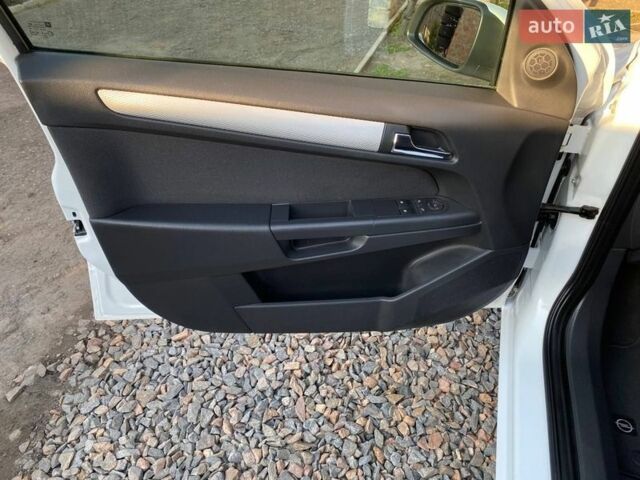 Белый Опель Астра, объемом двигателя 1.6 л и пробегом 207 тыс. км за 5990 $, фото 1 на Automoto.ua