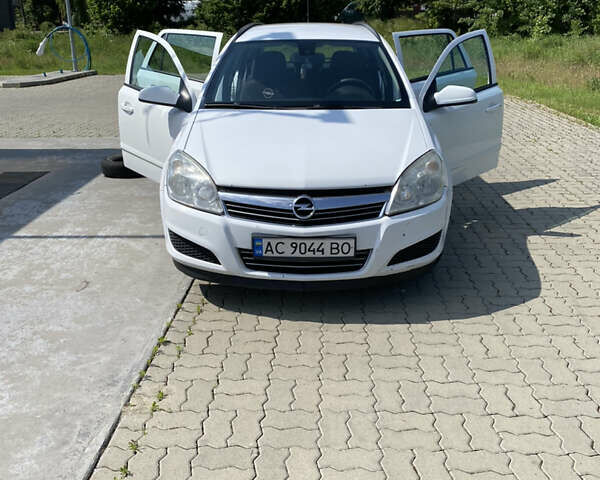 Белый Опель Астра, объемом двигателя 1.25 л и пробегом 250 тыс. км за 5250 $, фото 1 на Automoto.ua