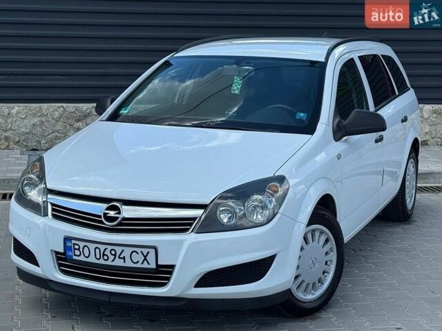 Белый Опель Астра, объемом двигателя 1.25 л и пробегом 300 тыс. км за 4300 $, фото 1 на Automoto.ua