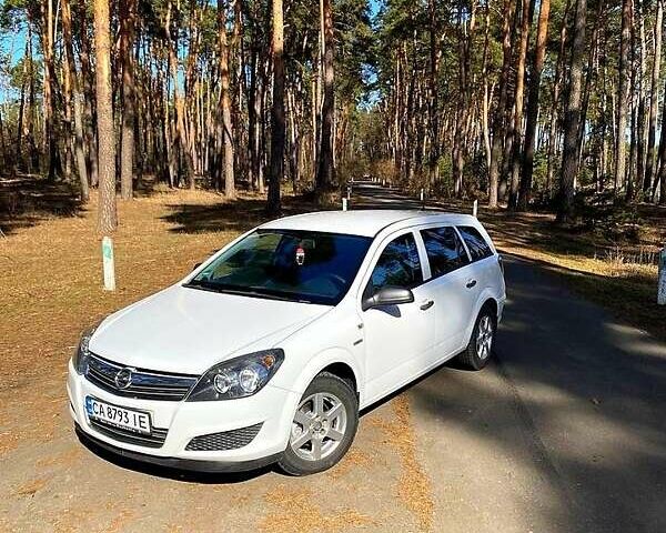 Белый Опель Астра, объемом двигателя 1.4 л и пробегом 217 тыс. км за 5400 $, фото 1 на Automoto.ua