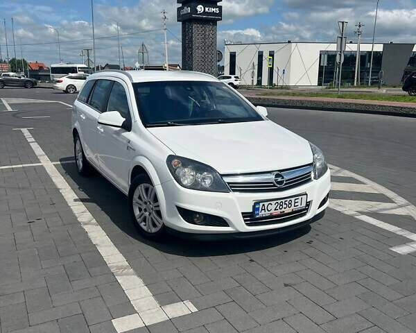 Опель Астра 2010 у Луцьку на Automoto.ua Білий Опель Астра, об'ємом двигуна 1.9 л та пробігом 240 тис. км за 6700 $, фото 1 на Automoto.ua