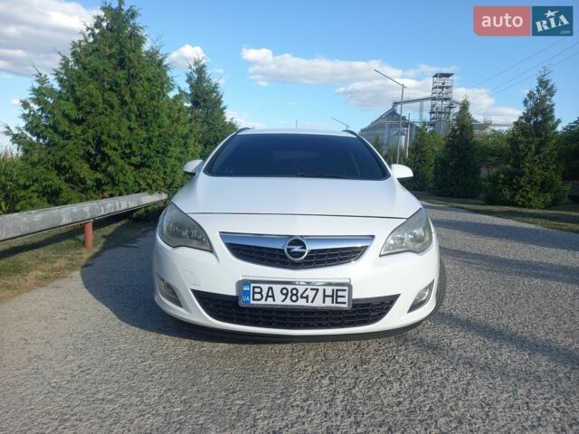 Белый Опель Астра, объемом двигателя 1.2 л и пробегом 212 тыс. км за 7000 $, фото 1 на Automoto.ua