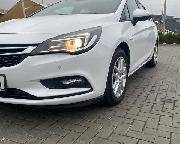Белый Опель Астра, объемом двигателя 1.6 л и пробегом 264 тыс. км за 10000 $, фото 1 на Automoto.ua