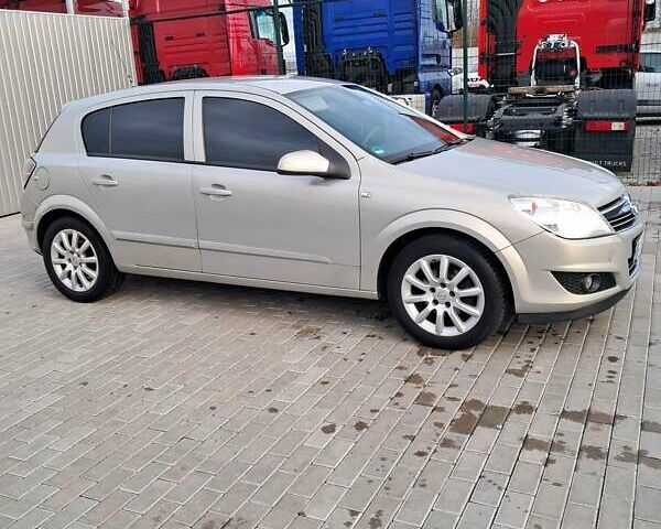 Опель Астра 2008 в Червонограде на Automoto.ua Бежевый Опель Астра, объемом двигателя 1.6 л и пробегом 340 тыс. км за 4600 $, фото 1 на Automoto.ua