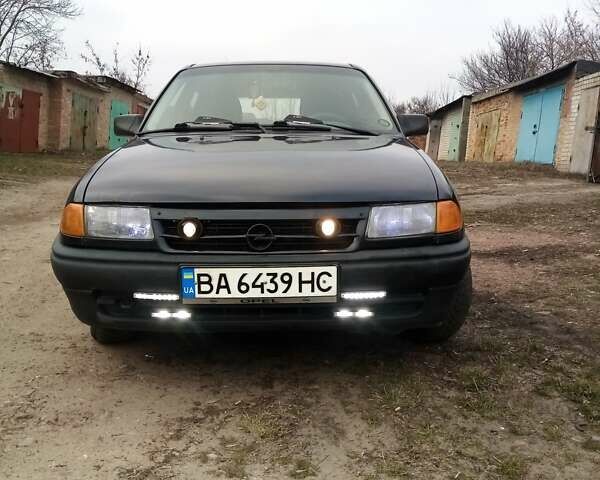 Черный Опель Астра, объемом двигателя 1.6 л и пробегом 330 тыс. км за 2000 $, фото 1 на Automoto.ua