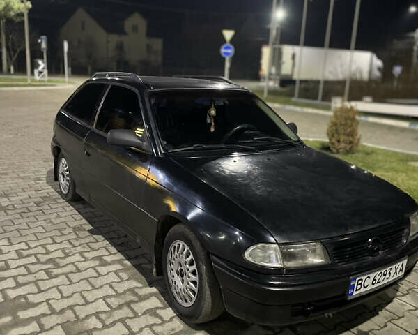 Черный Опель Астра, объемом двигателя 1.6 л и пробегом 300 тыс. км за 1200 $, фото 1 на Automoto.ua