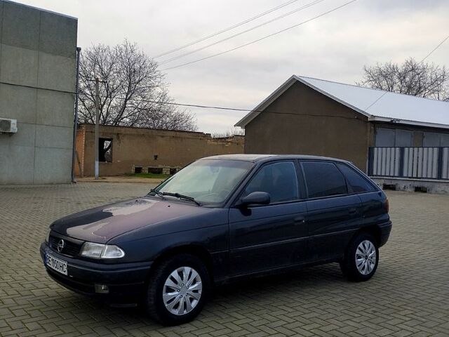 Черный Опель Астра, объемом двигателя 1.4 л и пробегом 250 тыс. км за 950 $, фото 1 на Automoto.ua