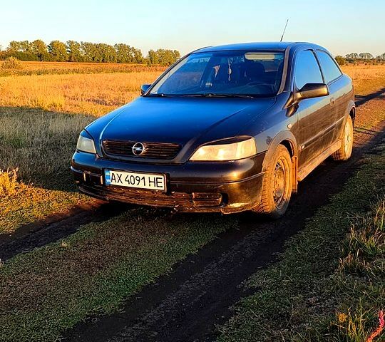 Черный Опель Астра, объемом двигателя 1.6 л и пробегом 330 тыс. км за 2000 $, фото 1 на Automoto.ua