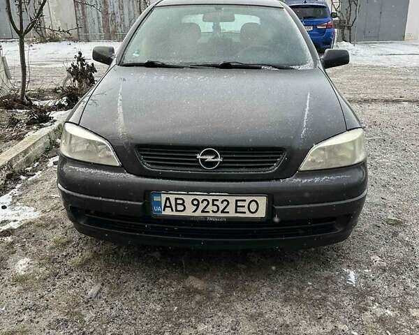 Черный Опель Астра, объемом двигателя 1.6 л и пробегом 200 тыс. км за 2700 $, фото 1 на Automoto.ua