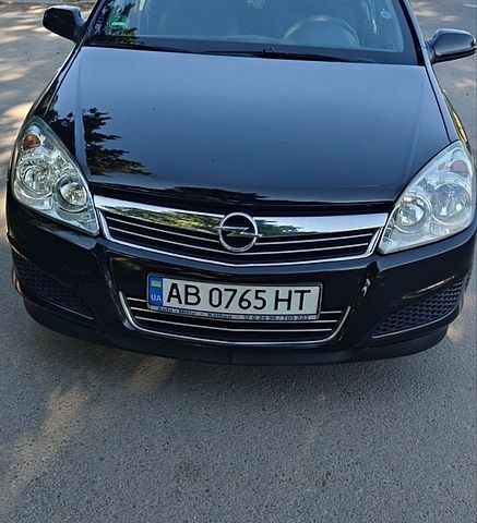 Черный Опель Астра, объемом двигателя 1.4 л и пробегом 236 тыс. км за 5100 $, фото 1 на Automoto.ua
