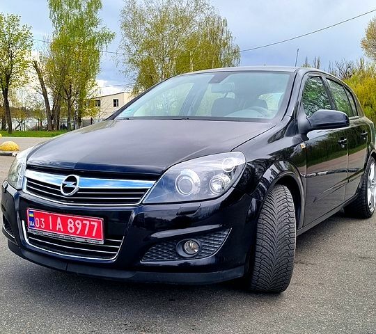 Черный Опель Астра, объемом двигателя 1.8 л и пробегом 196 тыс. км за 6800 $, фото 1 на Automoto.ua